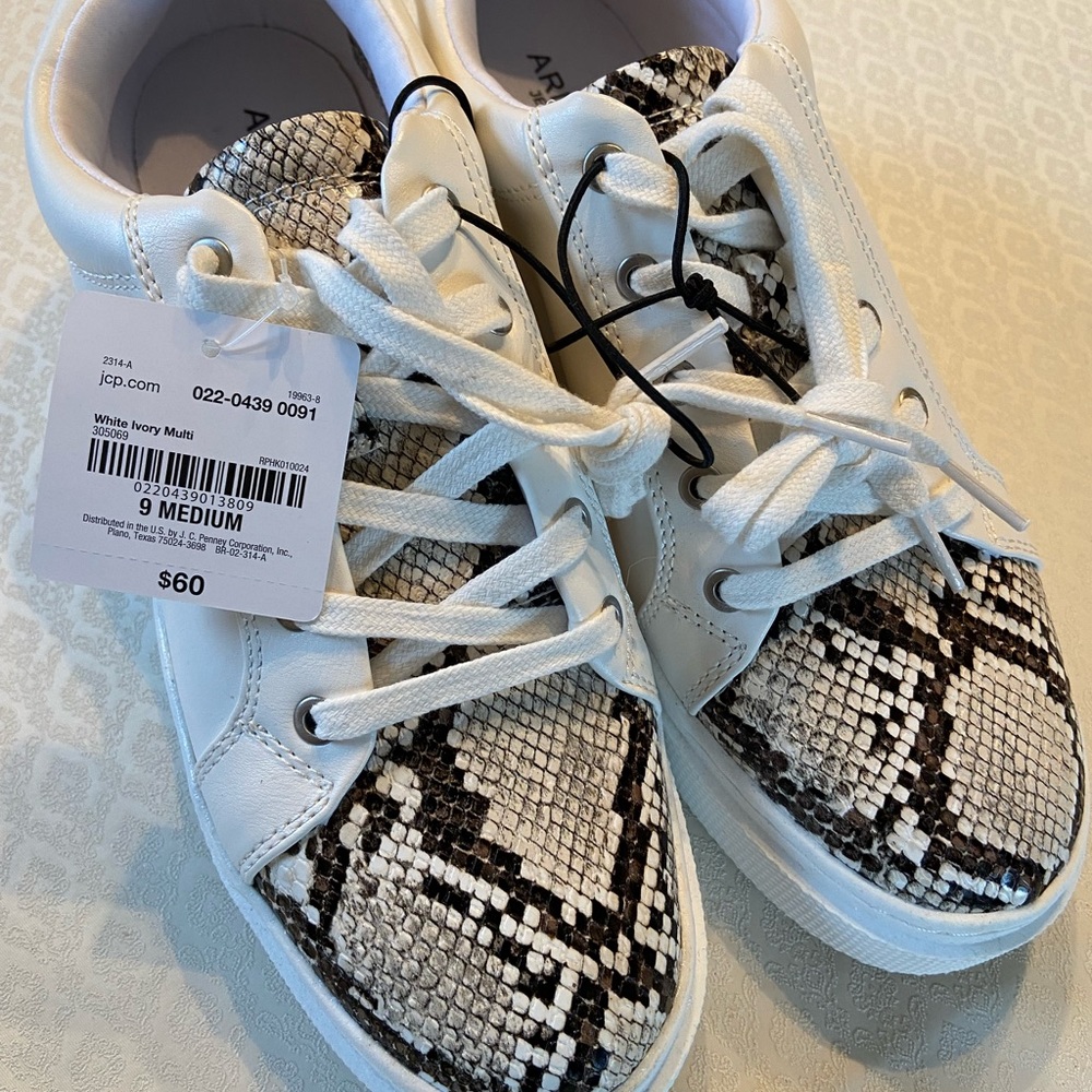 New!!! Arizona size 9 stylish sneakers